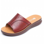 Pehme tallaga ehtsast nahast sussid keskealistele ja eakatele naistele &ndash; mugavad, hingavad sandaalid 40