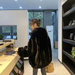 Lahtine kohev sametjakk, naissoost talvine imitatsioon k&uuml;&uuml;liku k&uuml;&uuml;liku karusnahast pika mudeliga paks kapuutsiga mantel XXL must