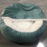 Ortopeediline koeravoodi masinpestav kapuutsiga tekiga Talvine soe veekindel mustusth&uuml;lgav Kassi kutsika maja Kallistaja koeravoodid S 48x48x20cm roheline