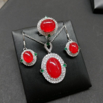 Kaltsedoonist inkrusteeritud luksuslik komplekt Dan Face kahepoolne roheline teemant kaltsedoni kolmeosaline komplekt ripatsr&otilde;ngas k&otilde;rvakonks punane