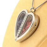 Pierres et Min&eacute;raux. Collier Saphir + Spinelle brut. Mod&egrave;le coeur.