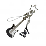 K&auml;sitsi valmistatud t&auml;hega pandlaga v&otilde;tmehoidja, stiilne telefonikett, elektrikitarr ja musta liblika ripatsiga v&otilde;tmer&otilde;ngas muusikas&otilde;pradele