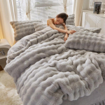 Premium Talvine J&auml;nese Karusnaha Pl&uuml;&uuml;sist Neljaosaline Komplekt: Paksustatud korallfliisist ja piimasametist tekikott koos kunstkarusnahast kolmeosalise voodilinade komplektiga. 2.0m (6.6ft) Bed