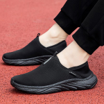 Keskealised ja vanurid uued hingavad k&otilde;nnijalatsid, &uuml;ks king, kaks eakate jalan&otilde;udega, &uuml;ks pedaal, ema vabaaja jalan&otilde;ud, isa spordijalatsid 45