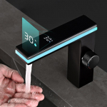Nutikas digitaalne vannitoakraan temperatuurin&auml;idiku ja 270&deg; &uuml;mbritseva LED-valgustusega, vees&auml;&auml;stlik aeraator with 60cm hot&cold pipe must