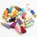 10 tk nahast tutiripatsid, kunstseemisnahast tutt v&otilde;tmehoidja rihmade jaoks.