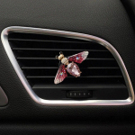 Butterfly autoparf&uuml;&uuml;miklamber Dragonfly kujuga l&auml;ikiv kivikivist automaatne &otilde;hu v&auml;ljalaskeava v&auml;rskendaja parf&uuml;&uuml;miklamber autotarvikute interj&ouml;&ouml;ri jaoks Red Bee