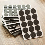 Isekleepuvad m&ouml;&ouml;blijalad, libisemiskindlad padjad, matid, pehmed ja tihedad kinnitused toolilauale