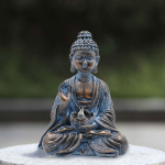 Buddha kuju skulptuur k&auml;sit&ouml;&ouml; kunst Maal&auml;hedase vaigu budistlik religioosne kujuke kaunistuseks