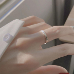 Naiste minimalistlik luksuslik tavaline s&otilde;rmus, ni&scaron;idisain nimetiss&otilde;rmele, l&auml;ikiv Ins k&uuml;lm stiil Adjustable opening valge kulla v&auml;rv