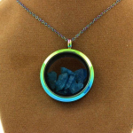 Pierres et Min&eacute;raux. Collier Apatite bleu neon brut. Mod&egrave;le multicolore.