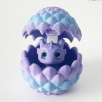 3D-prinditud dekoratiivne ornament Draakonimuna v&auml;ikese draakoniga sees, sobib m&ouml;&ouml;blile ja lauale kodudekoratsiooniks j&otilde;uludeks lilla