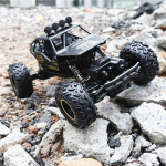 Nelikveoline kaugjuhtimispuldiga m&auml;nguasja mudel 1:16 suure hobuj&otilde;uga ronimispuldiga auto must