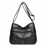 Naiste pehmest nahast suure mahutavusega &otilde;lakott, mitme kambriga keskealise ema kott must