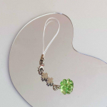 K&auml;sitsi valmistatud helmestega telefonikett, neljaleheline mobiiltelefonide amulett, v&auml;rviline v&otilde;tmehoidja, CD-plaadi, dekoratiivne ripats mobiiltelefoni amulett