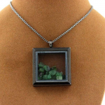 Pierres et Min&eacute;raux. Collier Grenat Tsavorite brut. Mod&egrave;le carr&eacute;. Couleur Noir.