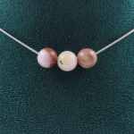 Pierres et Min&eacute;raux. Collier 3 perles Opale rose 8 mm. Chaine en acier inoxydable Collier femmes, hommes. Taille personnalisable.