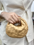 K&auml;sitsi valmistatud naiste mini pelmeenikotid - Elegantne k&auml;sitsi kootud poolkuu disain 17*18 cm
