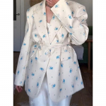 Naiste tr&uuml;kimustriga rev&auml;&auml;ridega lipsuga bleiser, v&ouml;&ouml;ga liibuv &uuml;likonnajakk, lahtise l&otilde;ikega pikkade varrukatega &otilde;huke mantel, kevad ja suvi 2025 S sinine