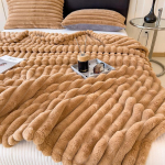 Luksuslik paksustatud kunstk&uuml;&uuml;likukarvast flanelltekk - Soe piimavildist kate uinakuteks ja kingitusteks 180x200cm - Blanket + 2 Pillowcases