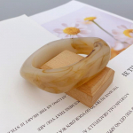 Euroopa ja Ameerika stiilis marmormustriga liialdatud akr&uuml;&uuml;list k&auml;ev&otilde;ru