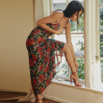 Naiste kevadised seksikad V-kaelusega temperamendiga mitmek&uuml;lgsed &otilde;hukesed pika tr&uuml;kitud p&auml;itsetega kleidid S punane