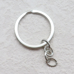 Korea vikerkaare akr&uuml;&uuml;list ehitusplokkide ehted: K&auml;sit&ouml;&ouml;na valminud kaelakee, k&otilde;rvar&otilde;ngad, v&otilde;tmehoidja, kotiripats. Keychain