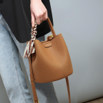 Naiste mitmek&uuml;lgne v&auml;ike kott: Selle aasta trendikas ehtsast nahast crossbody kott, t&ouml;&ouml;le sobiv &auml;mbrikujuline k&auml;ekott