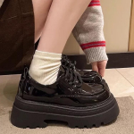 Uued retro ja mitmek&uuml;lgsed k&otilde;rgust lisavad mokassiinid paksu tallaga paeltega nahkjalatsid naistele 40 must