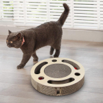 Kassi kraapimislaua pallirada h&otilde;ivatud kasti m&auml;nguasi kraabib pappi, m&auml;ngib ja magab