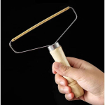 Kahepoolne karvaeemaldaja majapidamises kasutatavatele villasetele mantlitele, &otilde;rn riietele, k&auml;sitsi karvade ja ebeme eemaldamise t&ouml;&ouml;riist. 10.5&times;12.5cm