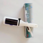 Lemmikloomade karvaeemaldushari &ndash; r&otilde;ivaste ja mantlite elektrostaatiline kleepuv pintsel valge