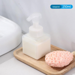 Kaasaskantav kandiline pumppudel vahutava k&auml;teseebi ja &scaron;ampooni jaoks