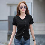 Kevadine uus suurus, v&ouml;&ouml;kohast kokkut&otilde;mmatud, plisseeritud V-kaelusega, sirge &otilde;lajoonega T-s&auml;rk. Puhas puuvill. S must