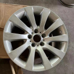 &Uuml;hildub BMW 5. seeria 525li, 535, 520, 530 ja 528 velgedega; saadaval 17 , 18 ja 19 alumiiniumvelgede ja rehvidega.