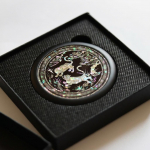 [Kvaliteetne kingitus] MU:DS Traditsiooniline Korea p&auml;rlmutterpeegel (80 mm) - Tiiger motiiviga vintage tasku meigipeegel