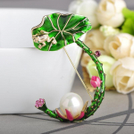 Lootose&otilde;ielised rohelised lehed Konnakujulised prossid Simuleeritud p&auml;rli emailiga pross roheline