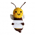 Positiivne heegeldatud nukk julgustava kaardiga emotsionaalse toega K&auml;sitsi valmistatud kudumine loomade taimsete m&auml;nguasjade kaunistused lapsed t&auml;iskasvanud A