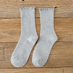 S&uuml;gis- ja talvesokid naistele. 10 v&auml;rvi kuhjas sokid keskmise pikkusega sokid. 1 paar puhast puuvilla kvaliteetseid agar&auml;&auml;rega ehteid helehall v&auml;rv