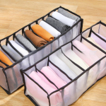 V&otilde;rgust aluspesu hoiukasti saab kokku voltida, et panna rinnahoidjad, alusp&uuml;ksid, sokid, sahtlijagaja karp Eleven squares valge