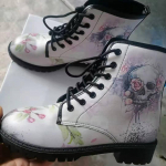Fashion 2024 Skull Flower Print High-Top tossud Naiste saapad S&uuml;gistalvine Mood Naiste poolsaapad Suures suuruses 43 35 valge