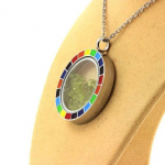 Pierres et Min&eacute;raux. Collier P&eacute;ridot brut. Mod&egrave;le Arc-en-ciel.