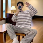 Lihtsa &uuml;mara kaelusega disainiga pidžaamakomplekt meestele s&uuml;gis-talveks. Pehme meeste pidžaama pikkade varrukatega &uuml;laosa ja p&uuml;kstega koduriietus. XXL