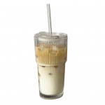 Triibuline klaasist joogiklaas kaane ja k&otilde;rrega 600ml Korduvkasutatav klaasist kohvitass j&auml;&auml;mahla, piima, tee, j&auml;&auml;kohvi jaoks N&otilde;udepesumasinas pestav L&auml;bipaistvad joogiklaasid 600ML 1 Set