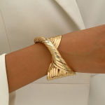 See Euroopa ja Ameerika stiilis mati viimistlusega julge keerdjoontega k&auml;ev&otilde;ru sobib igap&auml;evaseks kandmiseks naistele. kuld