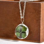 Neljaleheline ristiku kaelakee nahast sulamist kett kaelakee, mood Naiste meeste armastaja Lucky Shamrock ristiku &uuml;mmargused ripatsid kaelakee ehted kingitus chain valge
