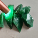 Looduslik nefriitkivi Dulong nefriitroheline jadeiit toorkivi mineraali n&auml;idised ehete valmistamine kristallkivist kodukaunistuskivi 2-4cm roheline