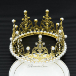 K&uuml;psetatud koogikroon Esilet&otilde;stetud p&auml;rlivalgus, t&auml;isringikujuline s&uuml;nnip&auml;evakaunistus, peopidu, aksessuaarid Pruudi peakate