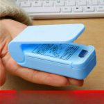 Kaasaskantav minitihendusmasin toiduainete kilekottide plastikust tihendusmasin, v&auml;ike majapidamises kasutatav k&auml;sisurvega kuumtihendusmasin konfidentsiaalne tihendusmasin Color box valge