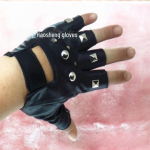 Meeste s&otilde;rmedeta ehtsast nahast esinemiskindad neetidega punkrantantsuks faux leather must